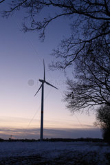 Heidenau  Deutschland  Windkraftrad in der Daemmerung