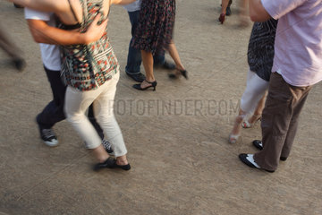 Berlin  Deutschland  Menschen bei einem Open Air Tanzabend im Monbijoupark