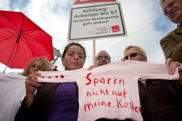Berlin  Deutschland  Protestaktion gegen Einsparungen unter dem Motto: Das letzte Hemd