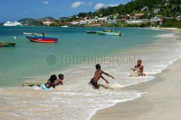 St. Georges  Grenada  Einheimische am Grand Anse Strand