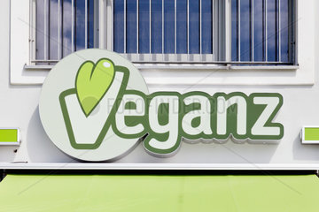 Berlin  Deutschland  Logo des Veganz Supermarktes an der Aussenfassade