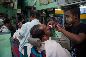 Yangon  Myanmar  Kunden bei einem Frisoer