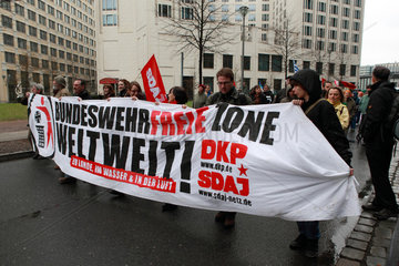 Berlin  Deutschland  Demonstranten beim Berliner Ostermarsch 2010