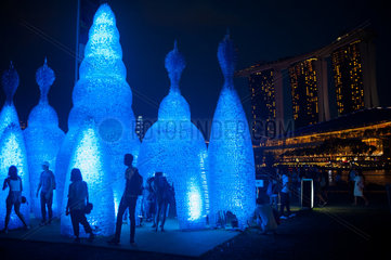 Singapur  Republik Singapur  Lichtinstallationen in Marina Bay