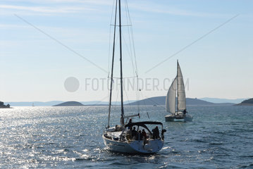 Sibenik  Kroatien  Segelboote unterwegs auf der Adria