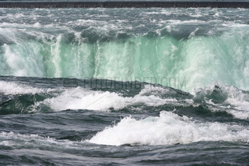 Niagara Falls  USA  Nahaufnahme vom Rand der Niagarafaelle
