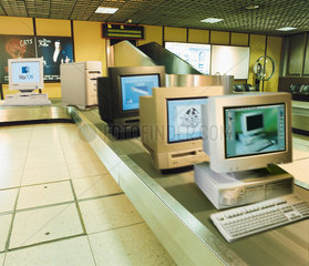 Hamburg  Deutschland  Computer auf Kofferlaufband am Flughafen