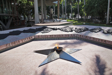 Havanna  Kuba  die ewige Flamme zu Ehren der Helden der Revolution im Garten des Museo de la Revolucion