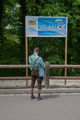 Hohenschwangau  Deutschland  ein Mann nutzt das kostenlose Wlan am Schloss Neuschwanstein
