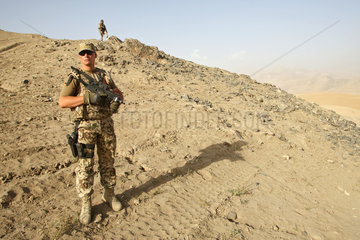 Feyzabad  Afghanistan  Bundeswehrsoldaten der ISAF-Truppe patroullieren