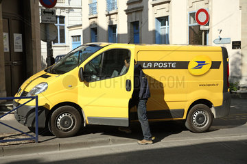 Verdun  Frankreich  Postfahrzeug mit dem Logo der franzoesischen Post