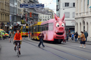 Basel  Schweiz  Schweizer Strassenbahn mit Schweinskostuem