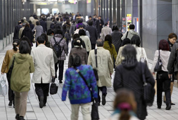 Tokio  Japan  Menschen im Tunnel zur Shinjuku Station