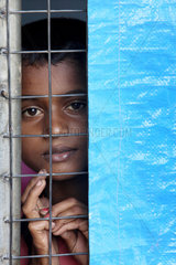 Batticaloa  Sri Lanka  Portraet eines Maedchens in einem Fluechtlingslager