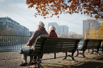 Berlin  Deutschland  Rentner auf einer Parkbank ruhen sich aus