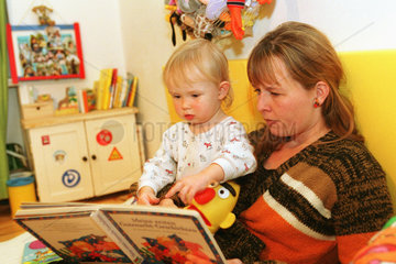 Mutter und Kind beim Vorlesen einer Geschichte