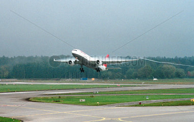 Zuerich  Schweiz  startende Maschine der Swissair auf dem Flughafen Kloten