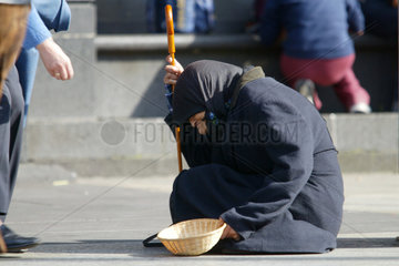 Koeln  eine Frau bettelt in der Innenstadt