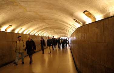 Paris  Frankreich  Menschen in einem Tunnel unter dem Arc de Triomphe