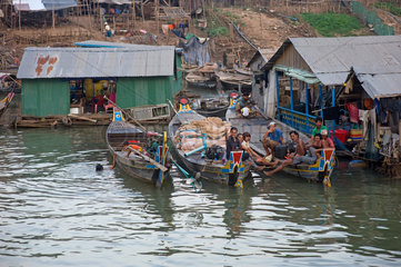 Phnom Penh  Kambodscha  Fischer vor Ihren Hausbooten am Mekongufer