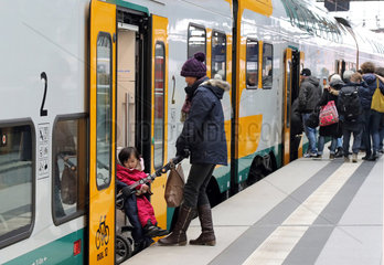 Berlin  Deutschland  Mutter steigt mit einem Kinderwagen in einen Zug der ODEG ein