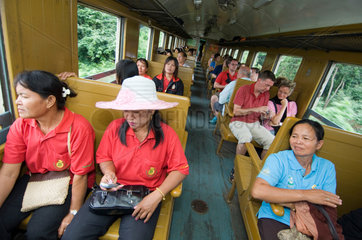 Kanchanaburi  Thailand  Passagiere im Zug