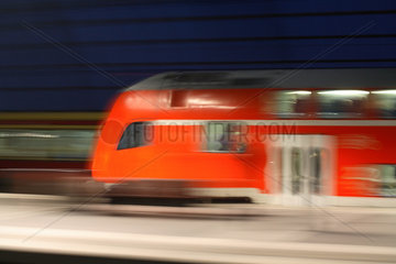 Berlin  vorbeifahrender Zug am Berliner Hauptbahnhof