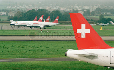 Zuerich  Schweiz  Flughafen Kloten mit Swissair Flugzeugen