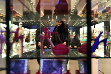 Dubai  Vereinigte Arabische Emirate  Frauen in einem Schuhgeschaeft