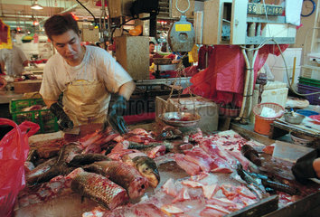 Fischhaendler auf einem chinesischen Wochenmarkt