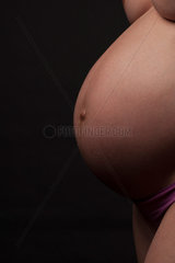 Freiburg  Deutschland  der Bauch einer schwangeren Frau