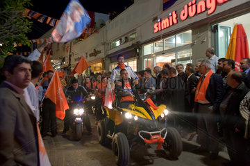 Girne  Tuerkische Republik Nordzypern  Motorradkorso vor der Wahlkampfveranstaltung der UBP