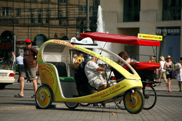 Berlin  Deutschland  Velo-Taxis am Brandenburger Tor