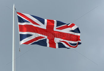 Ascot  Grossbritannien  Nationalflagge von England weht im Wind
