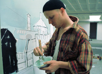 Ein junger Maler bei der Arbeit