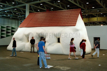 Das Kunstobjekt Fat House auf der Art Basel
