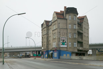 Berlin  Mehrfamilienwohnhaus von Autobahnbruecken umgeben