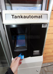 Berlin  Deutschland  Bezahlvorgang an einem Tankautomat