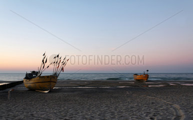 Rewahl  Polen  Fischerboote am Strand der Rewaler Kueste
