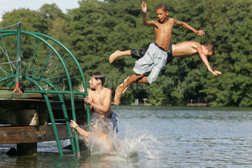 Boetzsee  Jugendliche springen ins Wasser