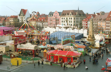 Auf dem Domplatz von Erfurt gastiert ein Jahrmarkt.