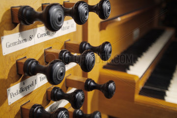 Die Registerzuege einer Orgel