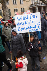 Berlin  Deutschland  Karneval der Gefluechteten am Platz der Luftbruecke
