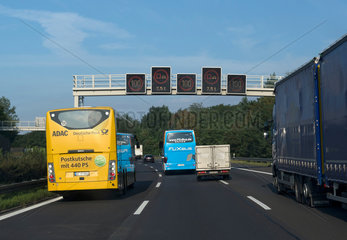 Michendorf  Deutschland  ein Fernbus auf der Ueberholspur am Autobahndreieck Nuthetal