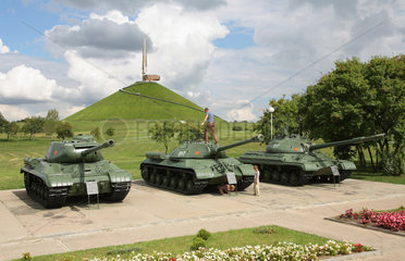 Minsk  Weissrussland  das 70m hohe Denkmal zu Ehren der Sowjetarmee  davor T34-Panzer