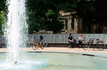 Leipzig  Menschen sitzen an einem Springbrunnen