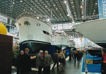 Besucher auf der Messe boot 2002 zwischen ausgestellten Luxusyachten
