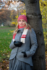 Berlin  Deutschland  Frau in Herbstkleidung