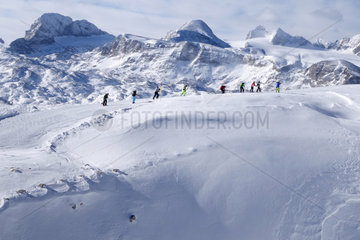 Obertraun  Menschen bei einer Skiwanderung vor dem Welterbeblick