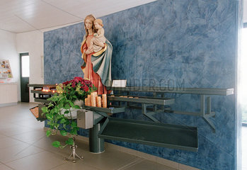 Autobahnkirche St. Christophorus mit Marienfigur im Vorraum  Himmelkron  Deutschland